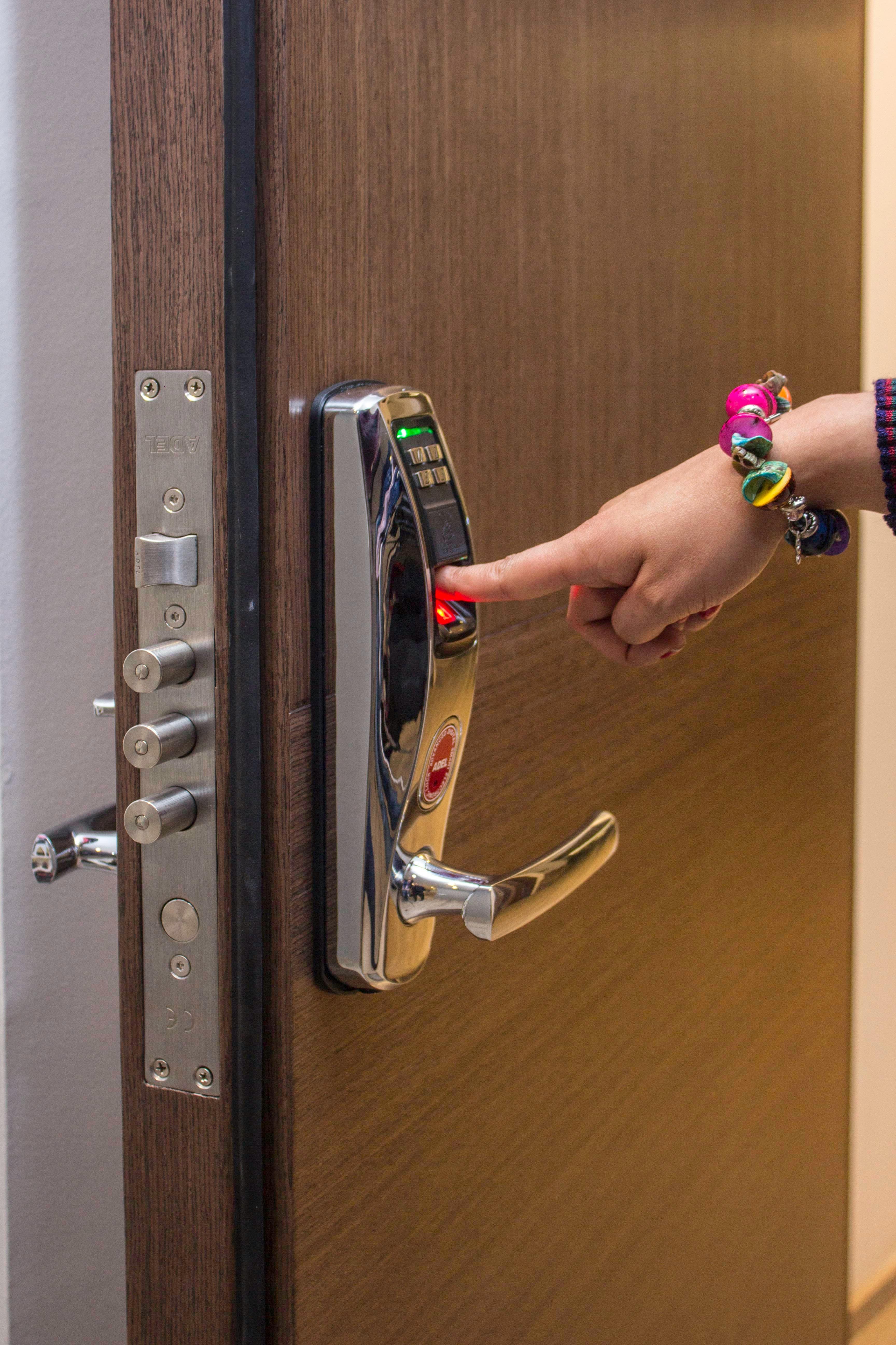 Contrôleur d'accès électronique pour porte sécurisée