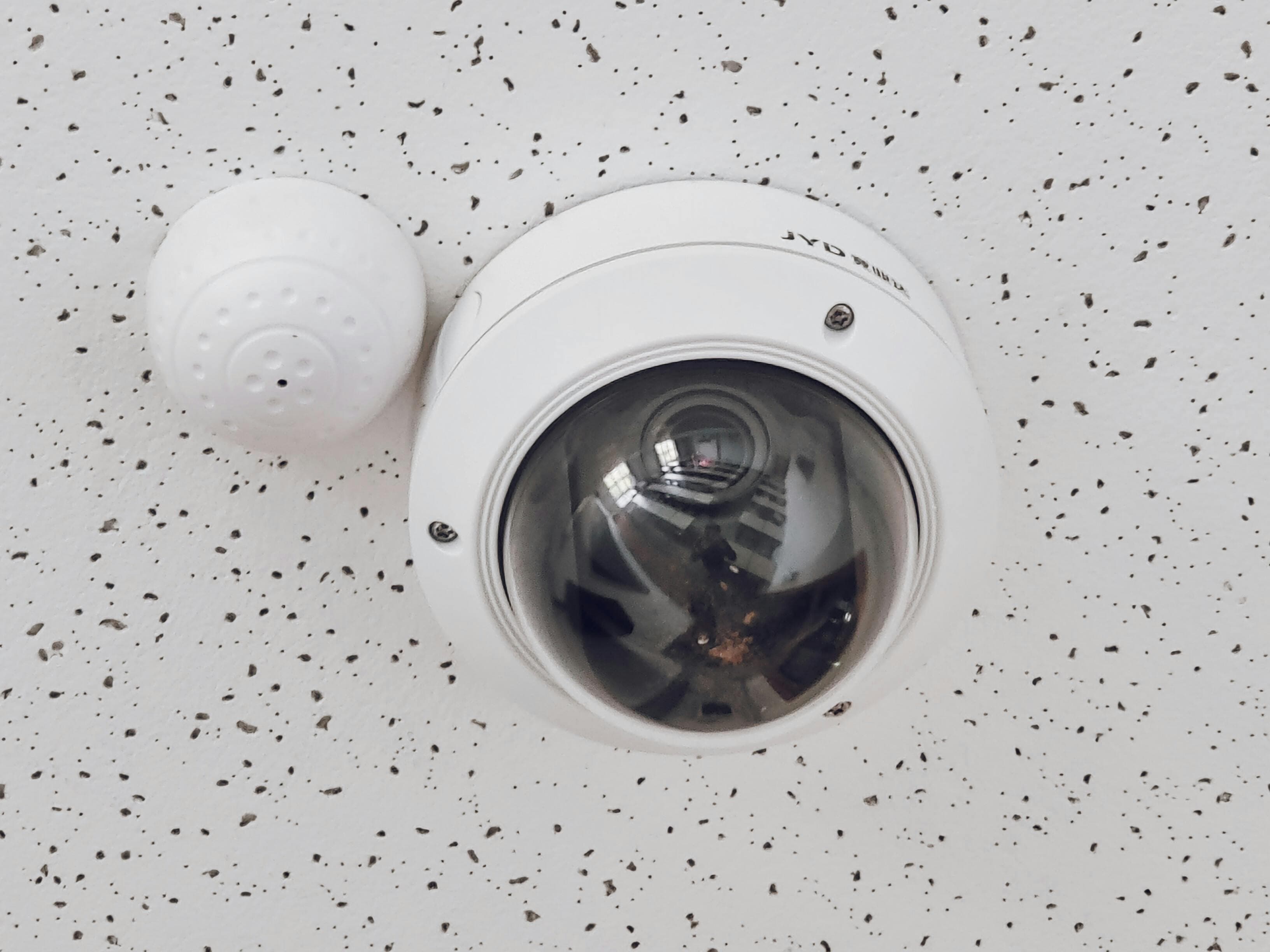 Mur d'écrans de vidéosurveillance avec flux caméras CCTV